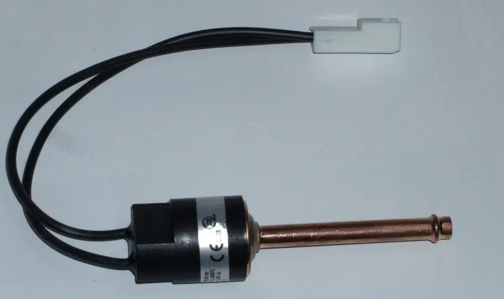 Hochdruckschalter von Daikin mit einem langen Kupferrohr und einem Kabel mit Steckverbinder, geeignet für Heizsysteme.